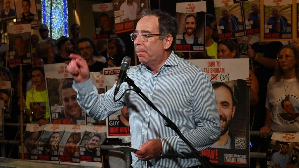 המסר לחמאס: זו העסקה הכי טובה שתקבלו. ניידס (צילום: פאולינה פטימר) תומאס ריצ׳רד ניידס בעצרת בכיכר החטופים ביום ה-288 למלחמה
