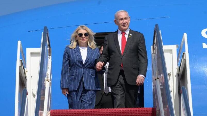 הזוג נתניהו בביקורם בוושינגטון. "נפגשים בלילה, מדברים על המשפחה" (צילום: עמוס בן גרשום, לע"מ) נחיתת בנימין ושרה נתניהו בוושינגטון, ארה"ב