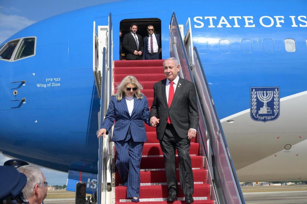 Prime Minister Benjamin Netanyahu and his wife, Sara, disembark from the official WIng of Zion airplane on a previous visit to Washington (Photo: Amos Ben Gershon, GPO) נחיתת בנימין ושרה נתניהו בוושינגטון, ארה"ב