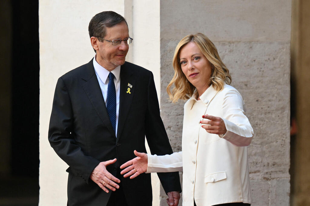 Italian PM Meloni with Israeli President Herzog (Photo: Alberto PIZZOLI / AFP) יצחק הרצוג נועד עם ראש ממשלת איטליה, ג'ורג'ה מלוני