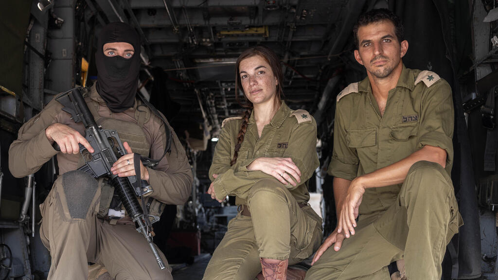 Guy, Noga and Uri Knafo (Photo: Yuval Chen) נגה וגיא עם רס"ן אורי כנפו, מ"פ בסיירת של חטיבה 55, שגיא היה בצוות שפינה אותו מחאן יונס