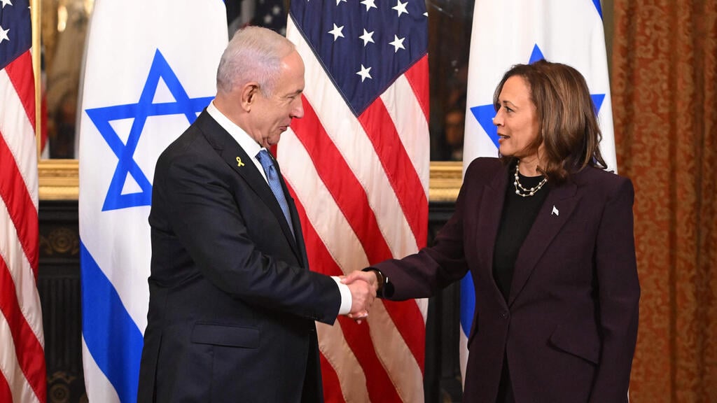 קמלה האריס ובנימין נתניהו בוושינטון. טוענת כי "גרר" את טראמפ למלחמה מול איראן ( צילום: ROBERTO SCHMIDT / AFP) סגנית הנשיא קמאלה האריס וראש ממשלת ישראל בנימין נתניהו בלשכת הטקסים של סגן הנשיא במתחם הבית הלבן בוושינגטון