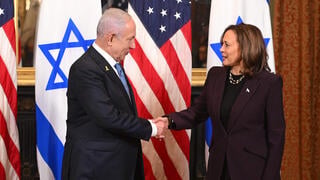 סגנית הנשיא קמאלה האריס וראש ממשלת ישראל בנימין נתניהו בלשכת הטקסים של סגן הנשיא במתחם הבית הלבן בוושינגטון