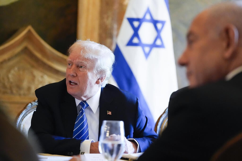 Meeting at Mar a Lago in July 2024 (Photo: Alex Brandon/AP) בנימין ושרה נתניהו נפגשים עם דונלד טראמפ ותמונתו של אריאל ביבס