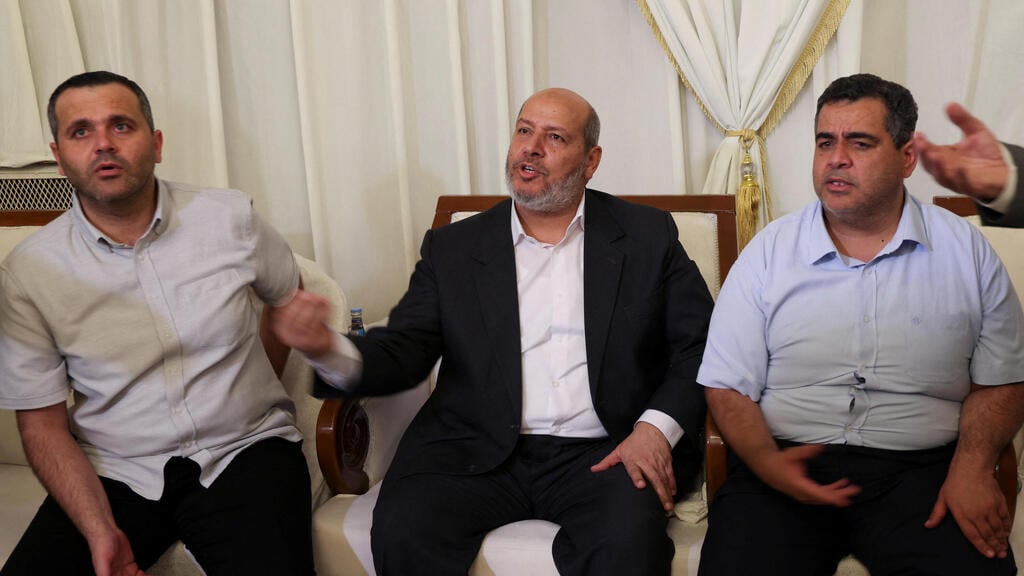 Hamas leader Khalil al-Hayya (center) (Photo: Ibraheem Abu Mustafa / Reuters) חליל אל חיה