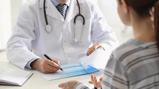 אישה צעירה בביקור אצל הרופא