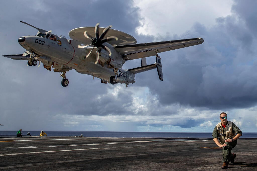 Photo: US Navy photo by Mass Communication Specialist Seaman Apprentice Daniel Kimmelman/Handout via Reuters מטוס E-2 הוקאיי על סיפון נושאת המטוסים אברהם לינקולן