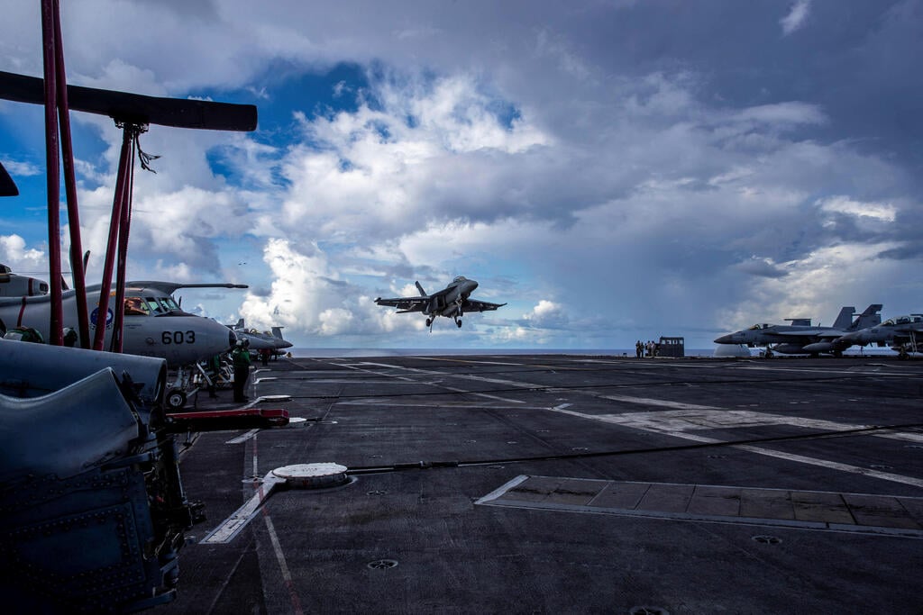 Photo: U.S. Navy photo by Mass Communication Specialist Seaman Apprentice Daniel Kimmelman/Handout via REUTERS F/A-18 סופר הורנט על סיפון נושאת המטוסים אברהם לינקולן