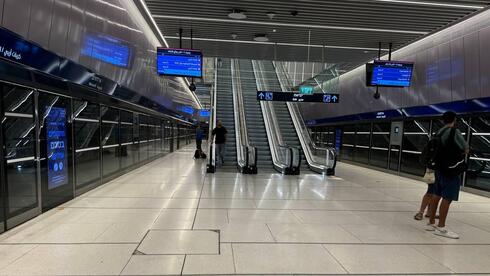 התחבורה הציבורית צומצמה ל-75%, תחנות רכבת קלה תת-קרקעיות פתו