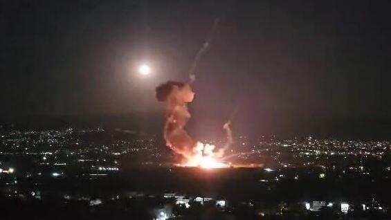 תקיפה קודמת שיוחסה לישראל באזור אל-בקאע בעומק לבנון, לפני הפסקת האש פיצוצי משנה, ורקטות שמתעופפות: תיעוד מהתקיפה בעומק לבנון