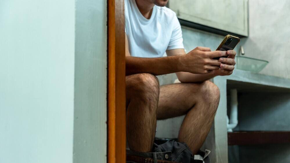 ישיבה ממושכת בשירותים