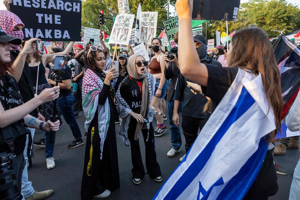 Pro-Israeli protester faces pro-Palestinian demonstrators outside Democratic National Convention, Chicago, Illinois (Photo: JOHN MOORE / GETTY IMAGES NORTH AMERICA / AFP) הפגנה פרו פלסטינית בשיקגו מחוץ לוועידת המפלגה הדמוקרטית