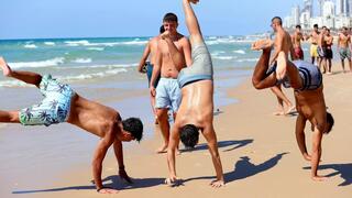 בני נוער מבלים בחוף הים בחסות השביתה