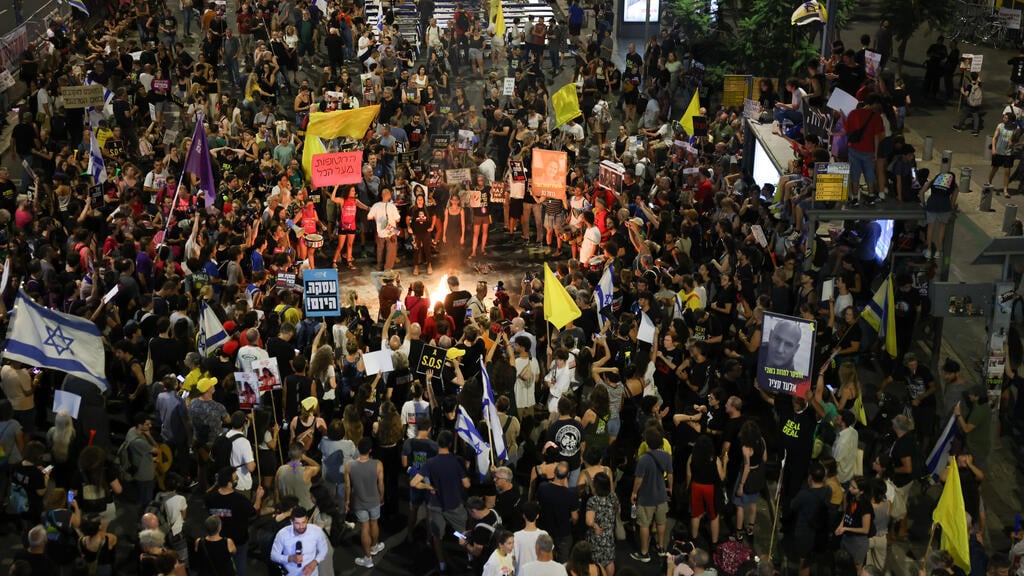 הפגנה בתל אביב אחרי רצח ששת החטופים. "ההדלפה בוצעה כחלק מרצון לשנות את השיח הציבורי" (צילום: עוז מועלם) ההפגנה בתל אביב