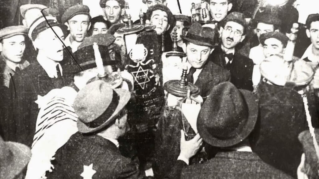 Jews celebrating holidays in the Ghetto (Photo: Mendel Grossman, Yad Vashem Archives) שמחת תורה בגטו לודז'