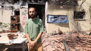 יונתן זייגן בשכונת הזיתים בקיבוץ בארי שנפגעה קשה בטבח ה-7.10