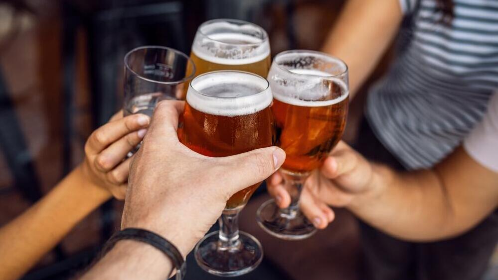 שתיית אלכוהול כוסות כוס בירה