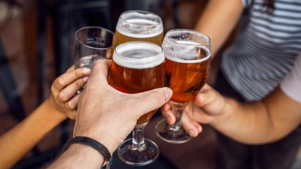שתיית אלכוהול כוסות כוס בירה