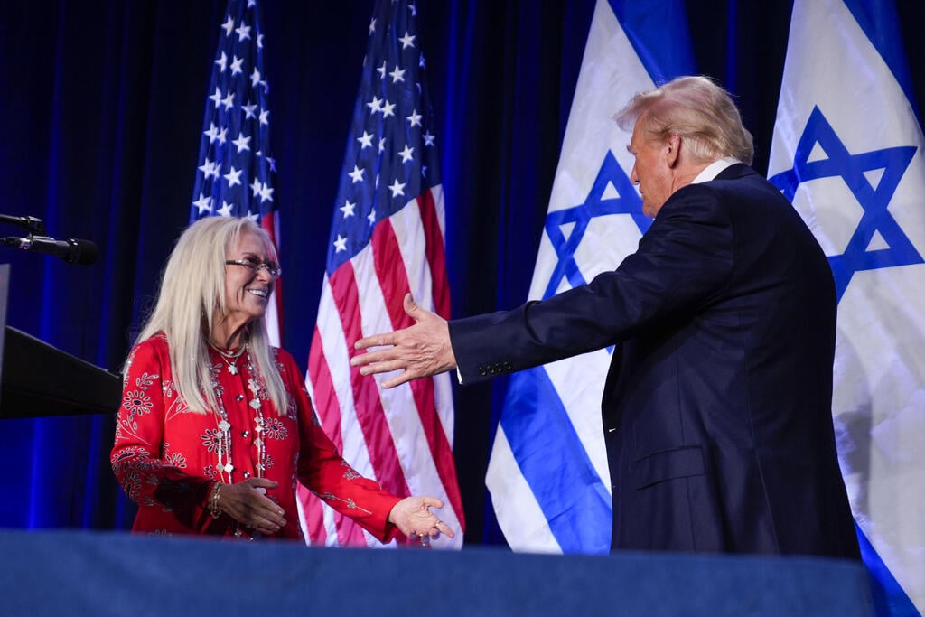 Miriam Adelson with Donald Trump during the 2024 presidential campaign (Photo: AP) תיעוד מנאומו של טראמפ