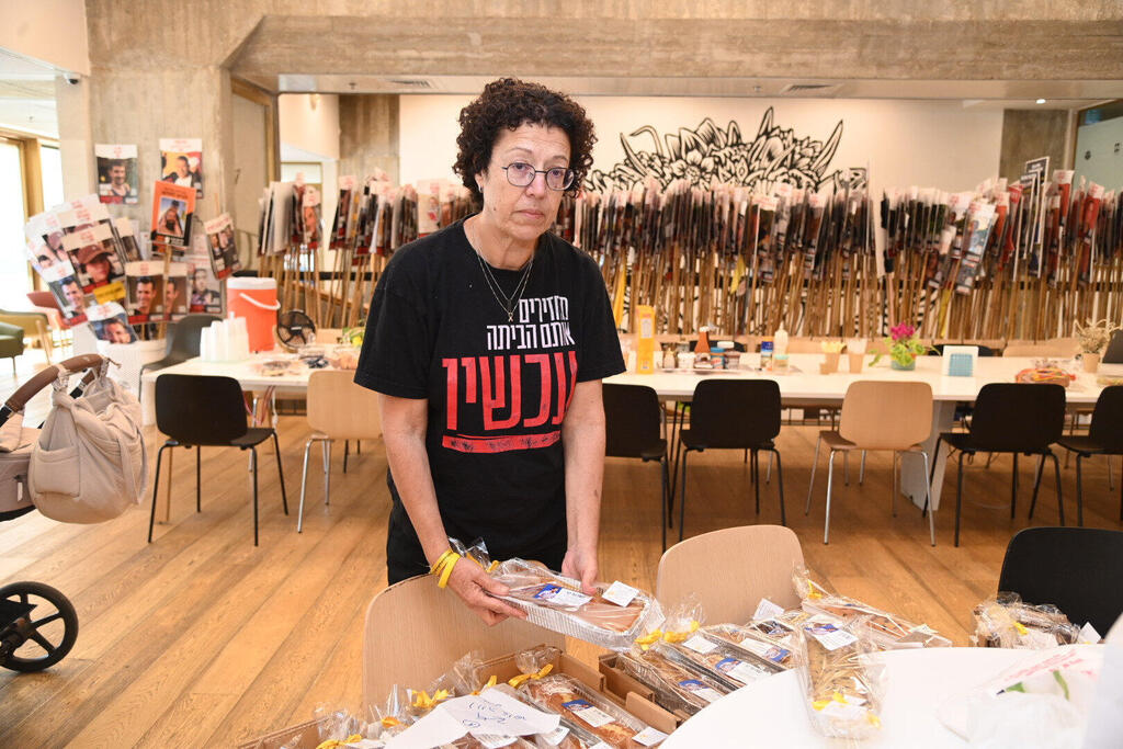 אסתר והעוגות שנשלחו במסגרת המיזם ליום הולדתו של יגב ז"ל (צילום: יאיר שגיא) עוגת לחג לזכרו של יגב בוכשטב