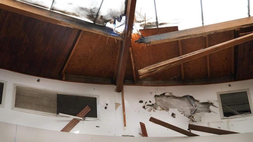 Damaged mall after Hezbollah rocket strike (Photo: Efi Shrir) הפגיעה הישירה בקניון נחמיה בקריית שמונה