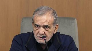 נשיא איראן מסעוד פזשכיאן לצד תמונתו של חסן נסראללה בישיבת הממשלה