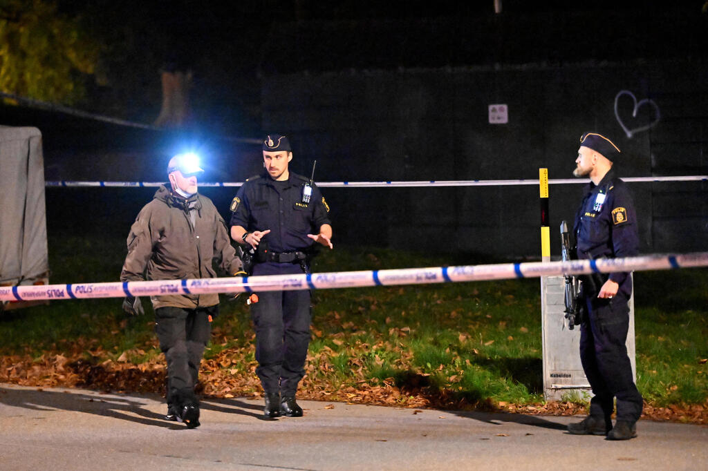 Swedish police near the Israeli embassy in Stockholm (Photo: TT News Agency/Anders Wiklund/via REUTERS) שוטרים ליד שגרירות ישראל בשטוקהולם, שבדיה, בעקבות ארוע ירי אתמול
