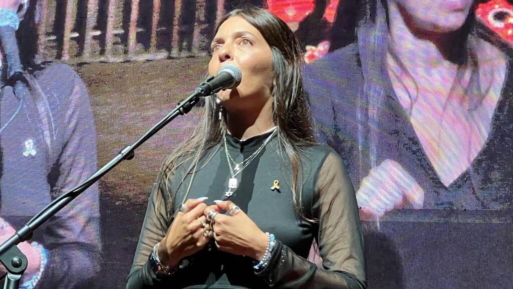 ''לא היינו חוזרים לחיים בלעדיה''. מורן סטלה ינאי בטקס של אגודת משפחות השבעה באוקטובר בהיכל התרבות (צילום: גל גנות ) מורן סטלה ינאי בטקס של אגודת משפחות השבעה באוקטובר בהיכל התרבות