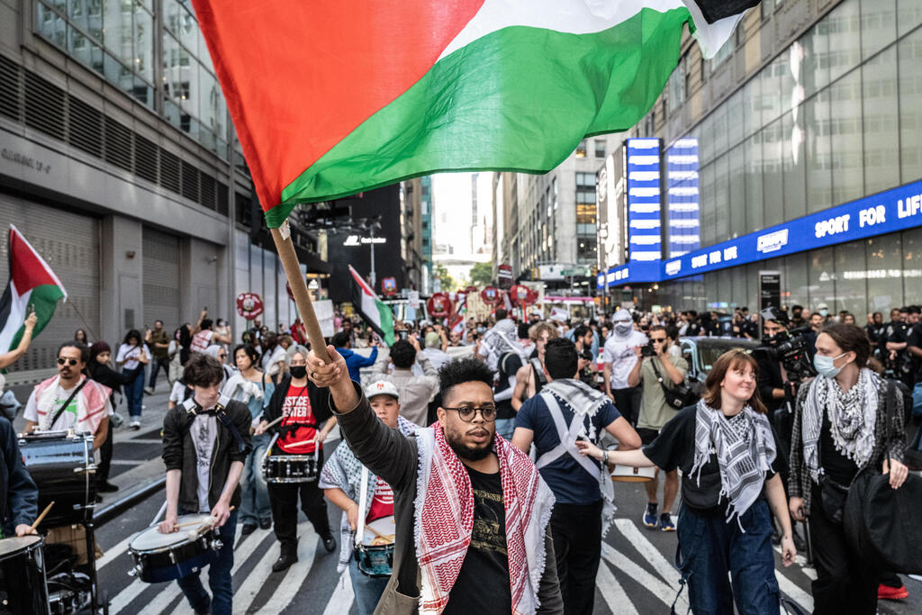 Pro-Palestinian protest in NY (Photo: Stephanie Keith/Getty Images) מחאות פרו-פלסטיניות בטיימס סקוור ניו יורק