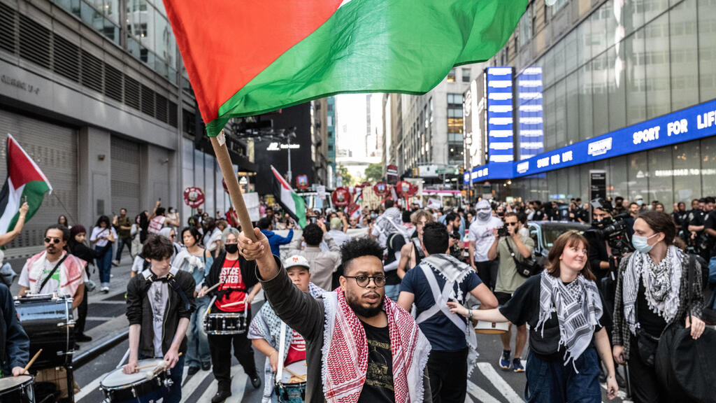 Pro-Palestinan protest in New York (Photo: Stephanie Keith/Getty Images) מחאות פרו-פלסטיניות בטיימס סקוור ניו יורק