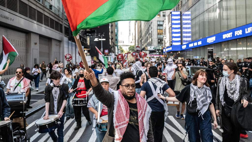 Pro-Palestinian rally in New York (Photo: Stephanie Keith/Getty Images) מחאות פרו-פלסטיניות בטיימס סקוור ניו יורק