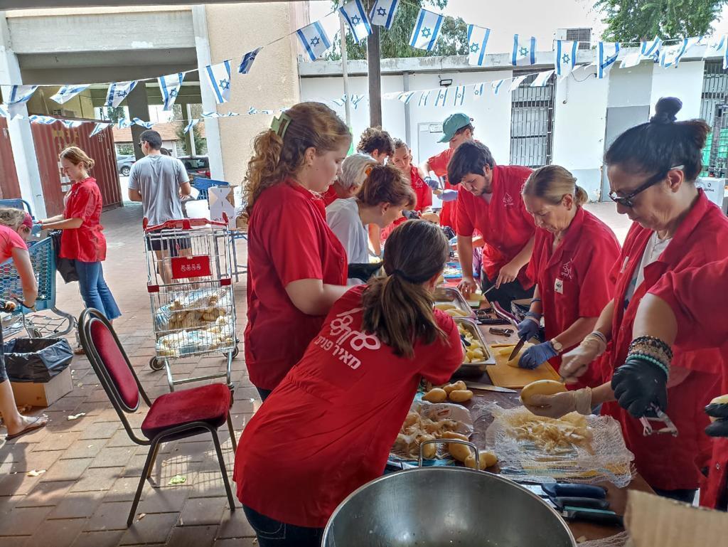 מתנדבי עמותת "מאיר פנים" אורזים מזון (צילום: באדיבות עמותת "מאיר פנים") מתנדבי עמותת "מאיר פנים" אורזים מארזי חג לנזקקים
