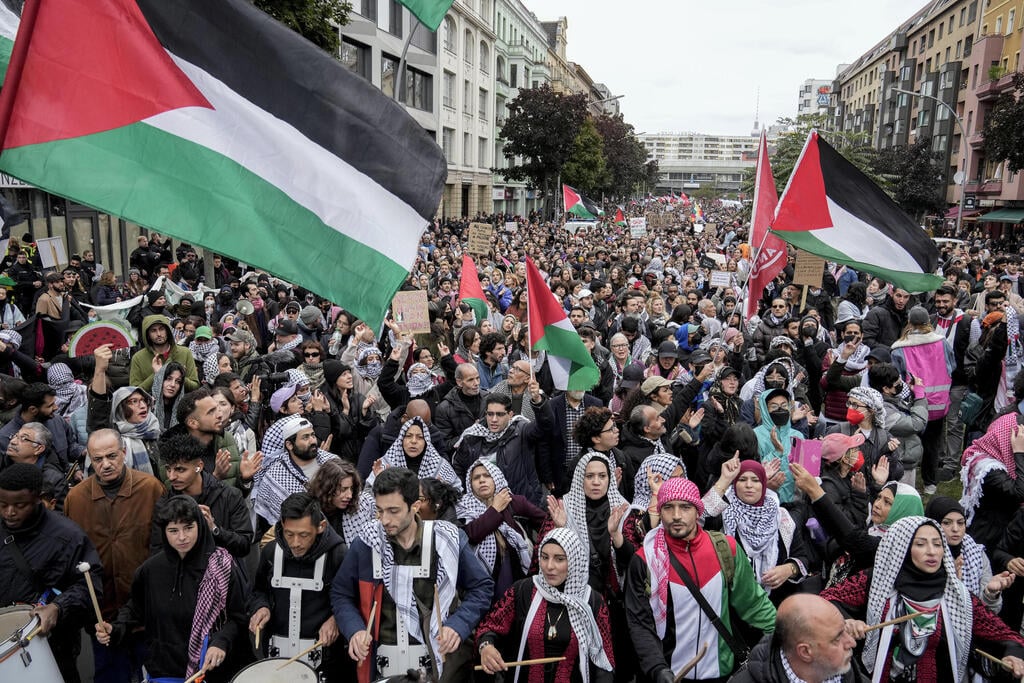 מפגינים פרו-פלסטינים בברלין (צילום: AP Photo/ Ebrahim Noroozi) הפגנה בברלין
