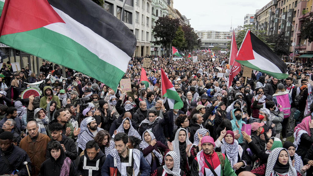 Protest in Berlin (Photo: AP Photo/ Ebrahim Noroozi) הפגנה בברלין