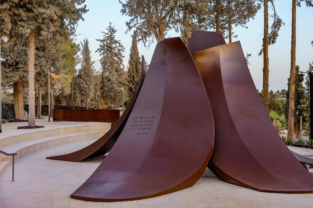 אנדרטה 7 באוקטובר ביום (צילום: ארנון בוסאני) אנדרטה 7 באוקטובר ירושלים