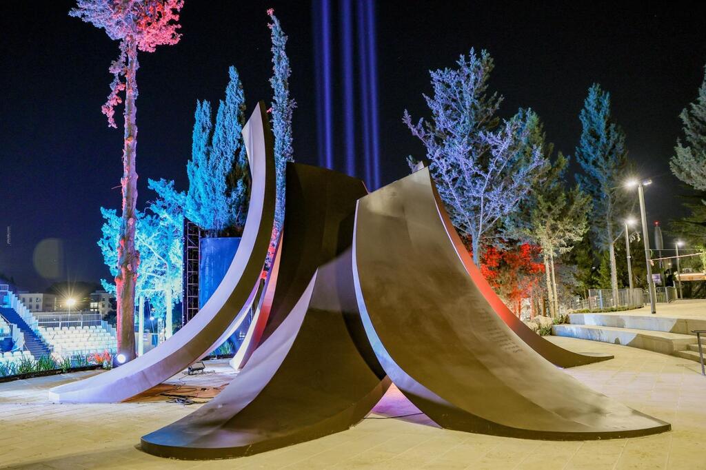 אנדרטה 7 באוקטובר בירושלים. האור בוקע מבפנים (צילום: ארנון בוסאני) אנדרטה 7 באוקטובר ירושלים