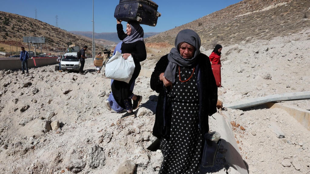 People walk to Lebanon-Syrian border after it was attacked by IDF (Photo: Mohamed Azakir / Reuters) מעבר בין סוריה ל לבנון אל-מסנע ג'דידה ג'דידת יאבוס מעברים יא אללה