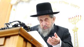 האם יצאה בשאלה, האב שלף את "נשק יום הדין": הרב לנדו הורה לילדים להחרים אותה