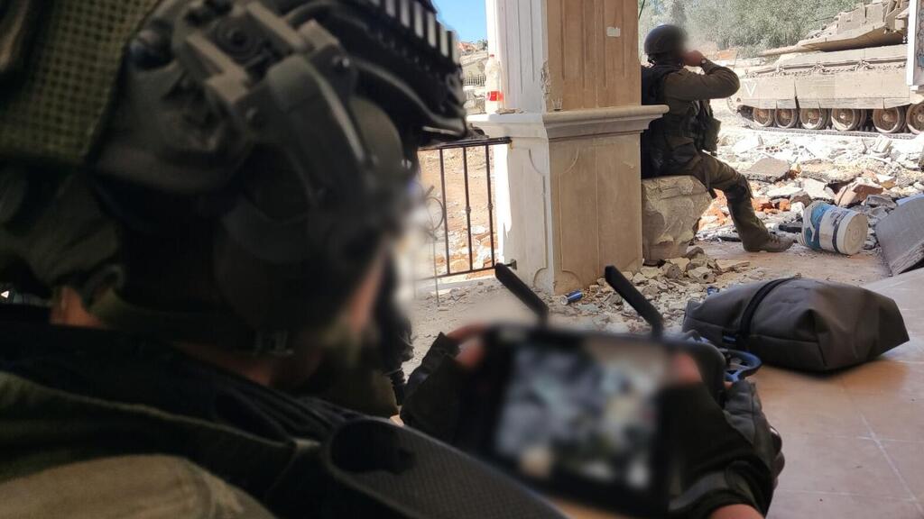 לוחם צה"ל מפעיל רחפן בלבנון (צילום: דובר צה"ל) תיעוד מרחפן: חיסול מפקד פלוגה וחוליות מחבלים של ארגון הטרור חיזבאללה - לוחמי יחידה 636 ומכלולי האש של אוגדה 36 בפעילות לחיסול מחבלים בדרום לבנון
