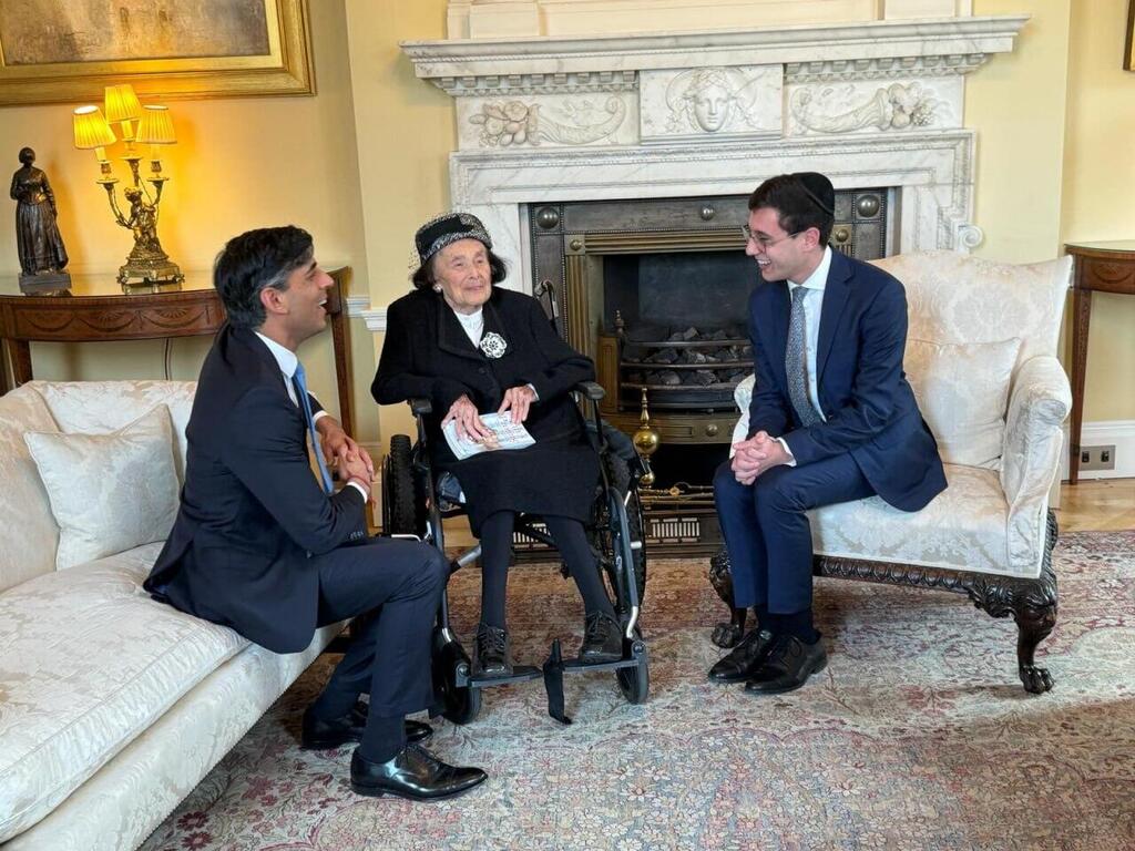 Dov Forman (right) and his Holocaust survivor great-grandmother Lily Ebert meeting with then-UK prime minister Rishi Sunak, January 2024 (Photo: 10 Downing Street) ראש הממשלה רישי סונאק עם לילי הברט ונינה דב פורמן
