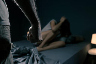 אלימות נגד נשים זנות אילוס אילוסטרציה