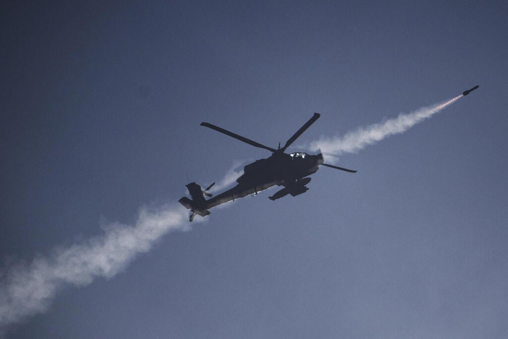 IDF Apache helicopter (Photo: AP Photo/Leo Corre) מסוק צה"ל