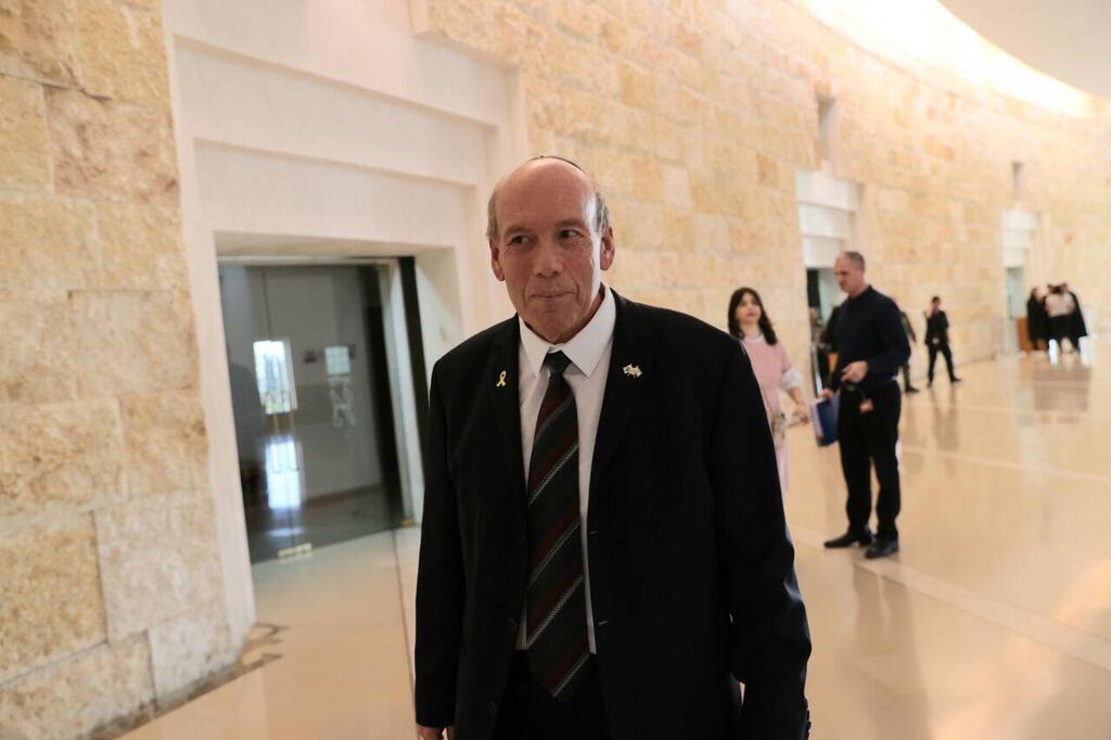 הכין דוחות חסויים על הגנת הסייבר והיערכות צה"ל ללוחמה אלקטרומגנטית. אנגלמן (צילום: אלכס קולומויסקי ) דיון בעליון: אומ"ץ נגד מתניהו אנגלמן בעניין מלחמת חרבות ברזל