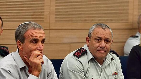 שטרן ואיזנקוט בתקופת שירותו כרמטכ"ל (צילום: עמית שאבי) אלעזר שטרן לצד גדי איזנקוט, כשהאחרון כיהן כרמטכ"ל