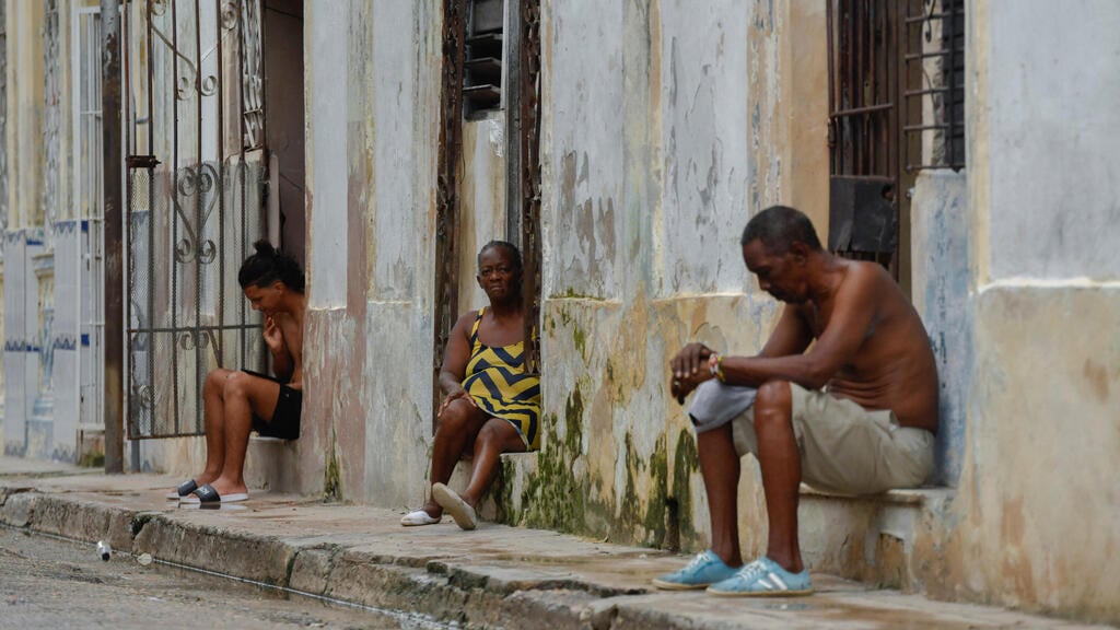 Residents in Havana sit in building entrances during another lengthy power outage (Photo: Reuters/Norlys Perez) קובה הפסקת חשמל גדולה