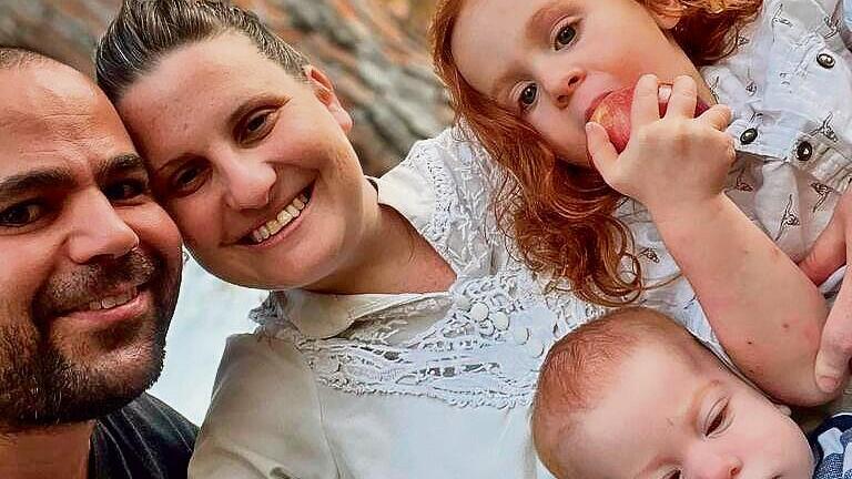 The Bibas family (Photo: Courtesy) ירדן ושיר ביבס עם ילדיהם אריאל וכפיר