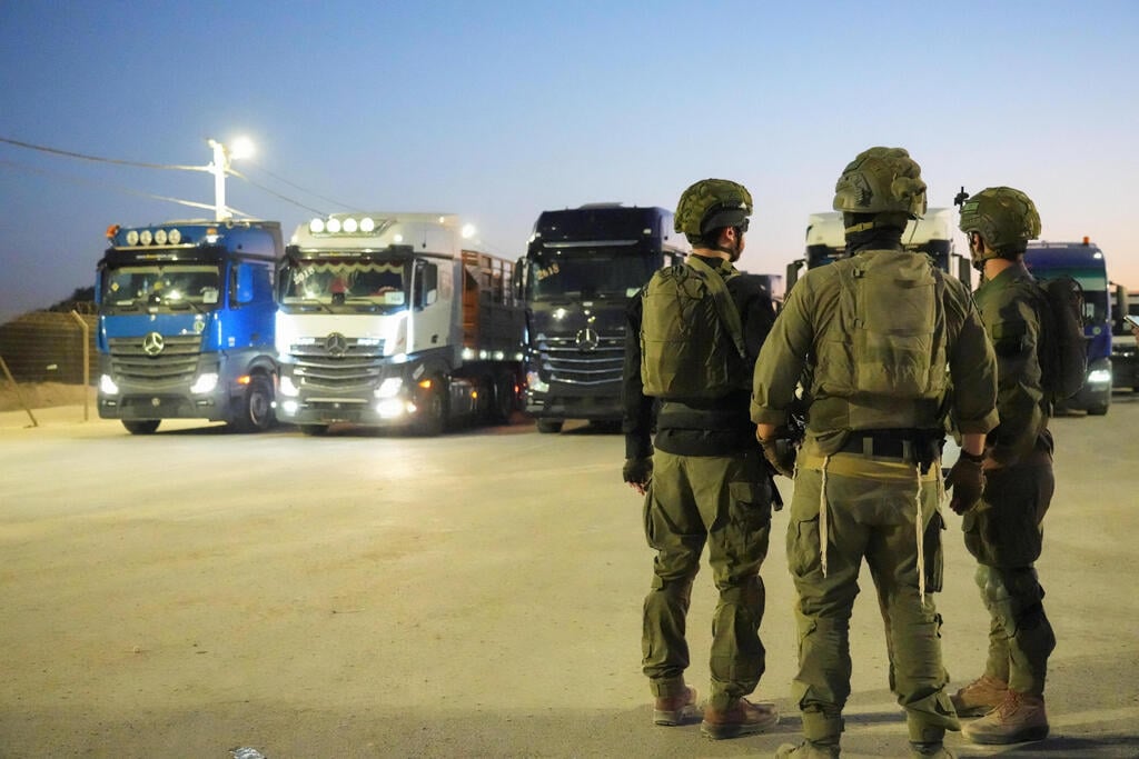 חיילי צה"ל מאבטחים את משאיות הסיוע ההומנטרי ברצועת עזה