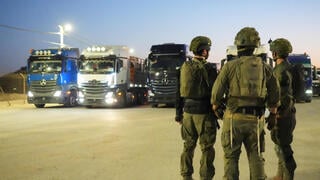 חיילי צה"ל מאבטחים את משאיות הסיוע ההומנטרי ברצועת עזה