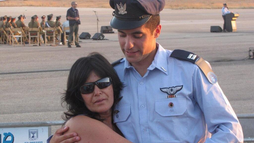 אסף דגן ז"ל עם אימו מירי אסף דגן טייס הקרב שסבל מפוסט טראומה והתאבד בתמונה עם אמו מירי