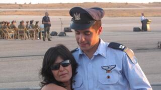 אסף דגן טייס הקרב שסבל מפוסט טראומה והתאבד בתמונה עם אמו מירי